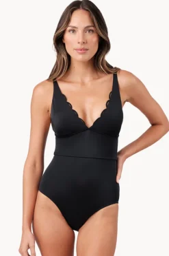 Women Une Piece Scalloped Classic One Piece